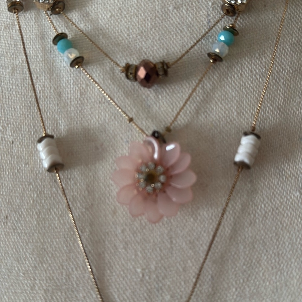 Beautiful necklace! - Picture 2 of 4